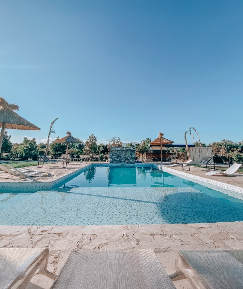 Imagen de una piscina con reposeras